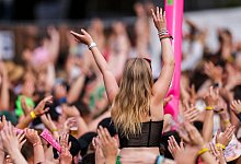 Feiernde Menschen - Christoph Reichwein/dpa