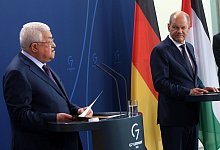 Bundeskanzler Olaf Scholz und Pal&auml;stinenserpr&auml;sident Mahmoud Abbas (l) w&auml;hrend der Pressekonferenz in Berlin. - Wolfgang Kumm/dpa