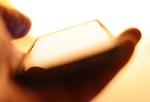 Ein Mann hält ein iPhone - Karl-Josef Hildenbrand/dpa/dpa-tmn