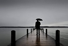 Mann steht auf Steg - Foto: Victoria Bonn-Meuser/dpa