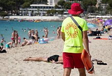Rettungsschwimmer am Strand von Magaluf auf Mallorca - Clara Margais/dpa