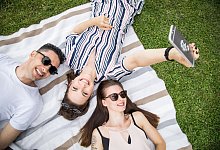 Freunde im Park - Christin Klose/dpa-tmn