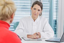 Patientin und Ärztin im Gespräch - Monique Wüstenhagen/dpa-tmn
