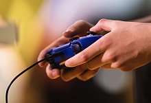 Controller - Marius Becker/dpa