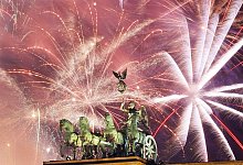 Feuern aus allen Rohren bei Deutschlands gr&ouml;&szlig;ter Silvesterparty am Brandenburger Tor. - picture alliance