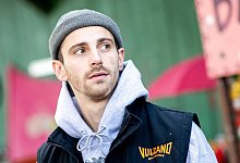 Fynn Kliemann, deutscher Musiker und YouTuber, steht auf seinem Hof "Kliemannsland" im Ortsteil R&uuml;spel. - Hauke-Christian Dittrich/dpa