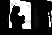 Frau mit Neugeborenem - Sina Schuldt/dpa