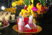 Rote Limo f&uuml;r die Geister - Foto: Kaweewit Kaewjinda/dpa