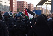 Pro-Pal&auml;stina Kundgebung in Berlin - Paul Zinken/dpa