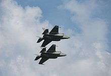 Polnische Kampfflugzeuge bei einer Parade - Leszek Szymanski/PAP/dpa