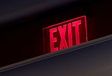 Ein «Exit»-Schild leuchtet rot über einer Tür - Andrea Warnecke/dpa-tmn