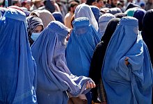 Frauen warten in Kabul auf Lebensmittelrationen von einer humanitären Hilfsorganisation aus Saudi-Arabien. - Ebrahim Noroozi/AP/dpa