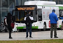 Warten vorm Impfbus - Foto: Barbara Gindl/APA/dpa