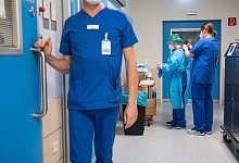 Eine wirkliche Entlastung in den Krankenh&auml;usern steht inmitten der Omikron-Welle noch weiter aus. - Oliver Dietze/dpa