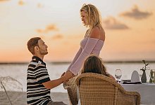 GZSZ-Star Timur Ülker macht Freundin Antrag am Strand - Raaya by Atmosphere/dpa