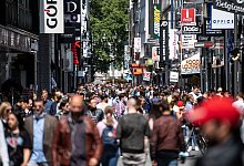 Einkaufsbummel in der Kölner Innenstadt. - Marius Becker/dpa