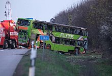 Unfall mit Reisebus auf A9 bei Leipzig - Sebastian Willnow/dpa