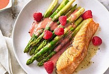 Gebratener grüner Spargel mit Himbeervinaigrette und Lachs - Hubertus Schüler/Becker Joest Volk Verlag/dpa-tmn