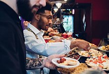 Von Buffet bis Torte: Nachhaltig schlemmen bei der Hochzeit - Eugenio Marongiu/Westend61/dpa