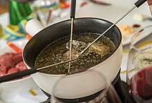 Fondue- und Bratenfett geh&ouml;rt in den Hausm&uuml;ll - Foto: Christin Klose/dpa-tmn