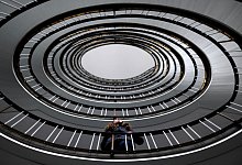 Eine Frau steht in einem Treppenhaus - Julian Stratenschulte/dpa/dpa-tmn