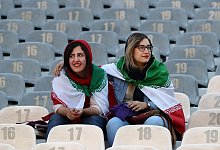 Iranische Frauen in einem Fußballstadion - Vahid Salemi/AP/dpa