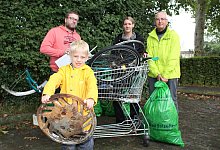 BUND sammelt M&uuml;ll - Sandra Castrup (LZ)