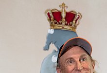 Otto Waalkes sitzt bei der Eröffnung seiner Ausstellung im Caricatura Museum Frankfurt vor seinem Gemälde «The Ottifantenking» (Archivbild). - Fabian Sommer/dpa