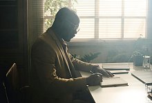 Ein Mann schreibt in ein Notizheft am Schreibtisch - Clique Images/Westend61/dpa-tmn