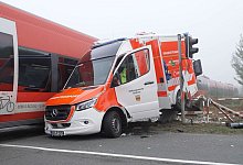 Regionalzug kollidiert mit Krankenwagen - TV7News/dpa