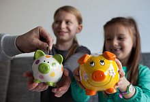 Kinder mit Sparschweinen - Silvia Marks/dpa Themendienst/dpa-tmn