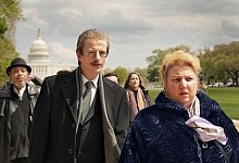 Schweigemarsch in Washington: Bernhard Docke (Alexander Scheer) und Rabiye Kurnaz (Meltem Kaptan) k&auml;mpfen um Murat. - Andreas H&ouml;fer/Pandora Film/dpa