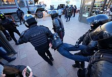 Nach Einsch&auml;tzung von B&uuml;rgerrechtlern soll jeder Protest gegen den Krieg in Russland erstickt werden - auch mit maximaler H&auml;rte gegen Demonstrierende. - Dmitri Lovetsky/AP/dpa