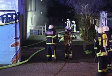 Feuerwehrleute stehen im K&ouml;lner Zoo. - Mirko Wolf/dpa/TNN/dpa