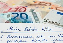 Handschriftlich verfasstes Testament - Foto: Andrea Warnecke/dpa-tmn