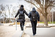 Spazierg&auml;nger durchqueren bei tr&uuml;bem Wetter einen Park - Moritz Frankenberg/dpa/dpa-tmn