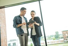 Zwei Kollegen unterhalten sich - Christin Klose/dpa-tmn