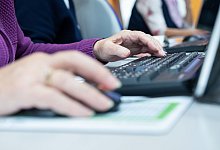 Seniorin sitzt vor einem PC - Franziska Gabbert/dpa-tmn