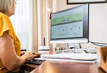 Seniorin macht eine Steuererklärung am PC - Christin Klose/dpa-tmn