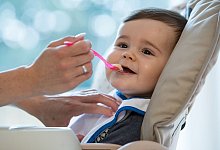 Ein Baby wird mit Brei gefüttert - Christin Klose/dpa-tmn