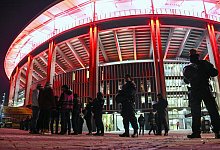 Polizei sichert Stadion - Arne Dedert/dpa