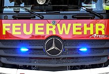 Feuerwehrfahrzeug - Symbolbild - Uli Deck/dpa