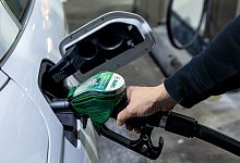 Tanken - Foto: Carsten Koall/dpa