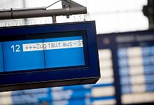 Das m&uuml;ssen Reisende zum Bahnstreik wissen - Foto: Daniel Reinhardt/dpa/dpa-tmn