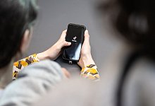 Jugendlicher schaut auf ein Smartphone mit der App von TikTok - Hannes P Albert/dpa/dpa-tmn
