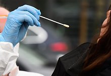 Corona-Test - Foto: Julian Stratenschulte/dpa