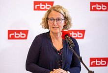 RBB-Verwaltungsratschefin Dorette König gibt ein Pressestatement ab. - Monika Skolimowska/dpa