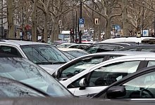 Parkende Autos - Foto: Soeren Stache/dpa-Zentralbild/dpa