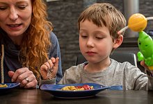 Eine Frau mit einem Kind beim Essen - Christin Klose/dpa-tmn/dpa