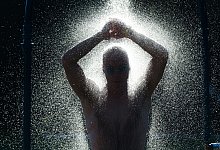 Es hilft der Haut, wenn man sich nach jeder Runde Schwimmen im Bad duscht. - Julian Stratenschulte/dpa/dpa-tmn